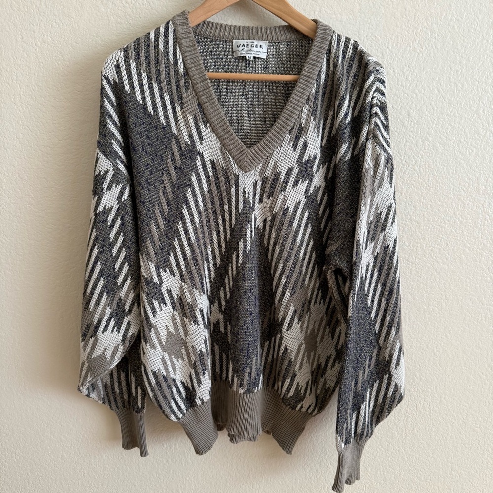Jaeger V-Neck Knit Sweater in Gray and Cream Men’s Size M